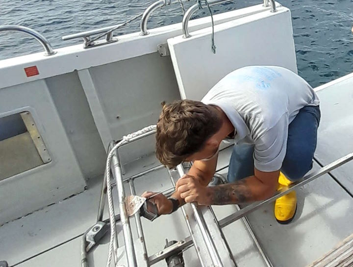 Turning on one of the video cameras before closing its water-tight housing © Robert Irving